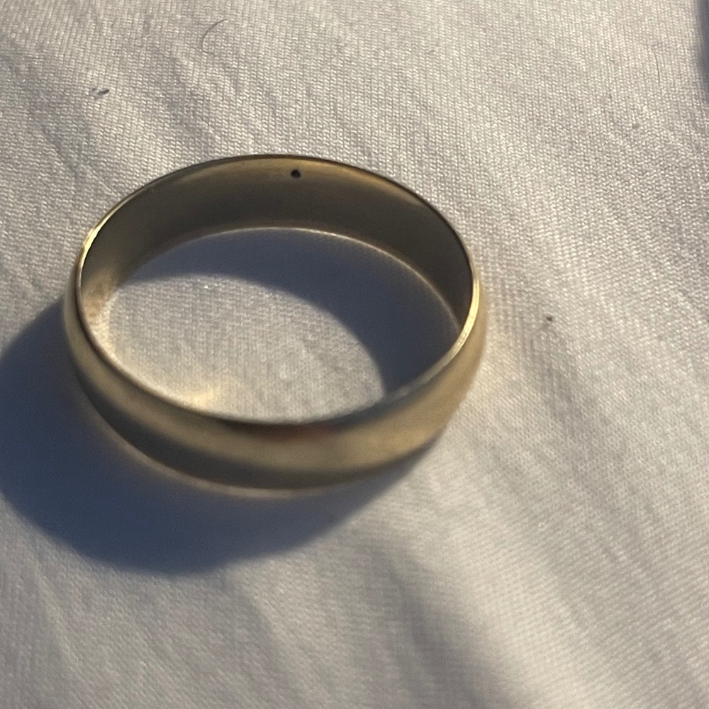 Gold wedding band